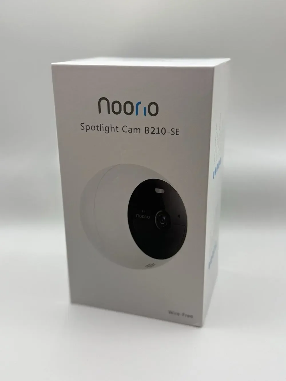 Noorio Spotlight Cam B210 Wire-Free Outdoor Security Camera